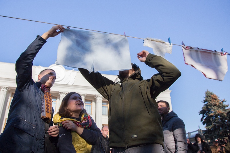 "Не будьте трусами": активисты под Радой с помощью нижнего белья напомнили нардепам о е-декларациях